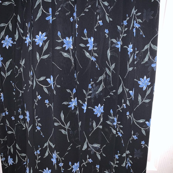 Black skirt with beautiful blue flowers - Picture 6 of 7